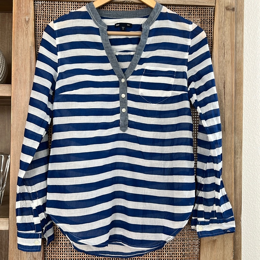 💚BUY 3 for $15💚 💚Gap Blue and White Striped Semi-sheer Shirt Top